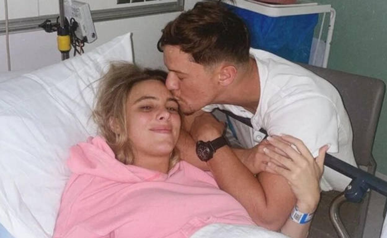 Lele Pons con su novio, el cantante puertorriqueño Guaynaa, tras la operación. 