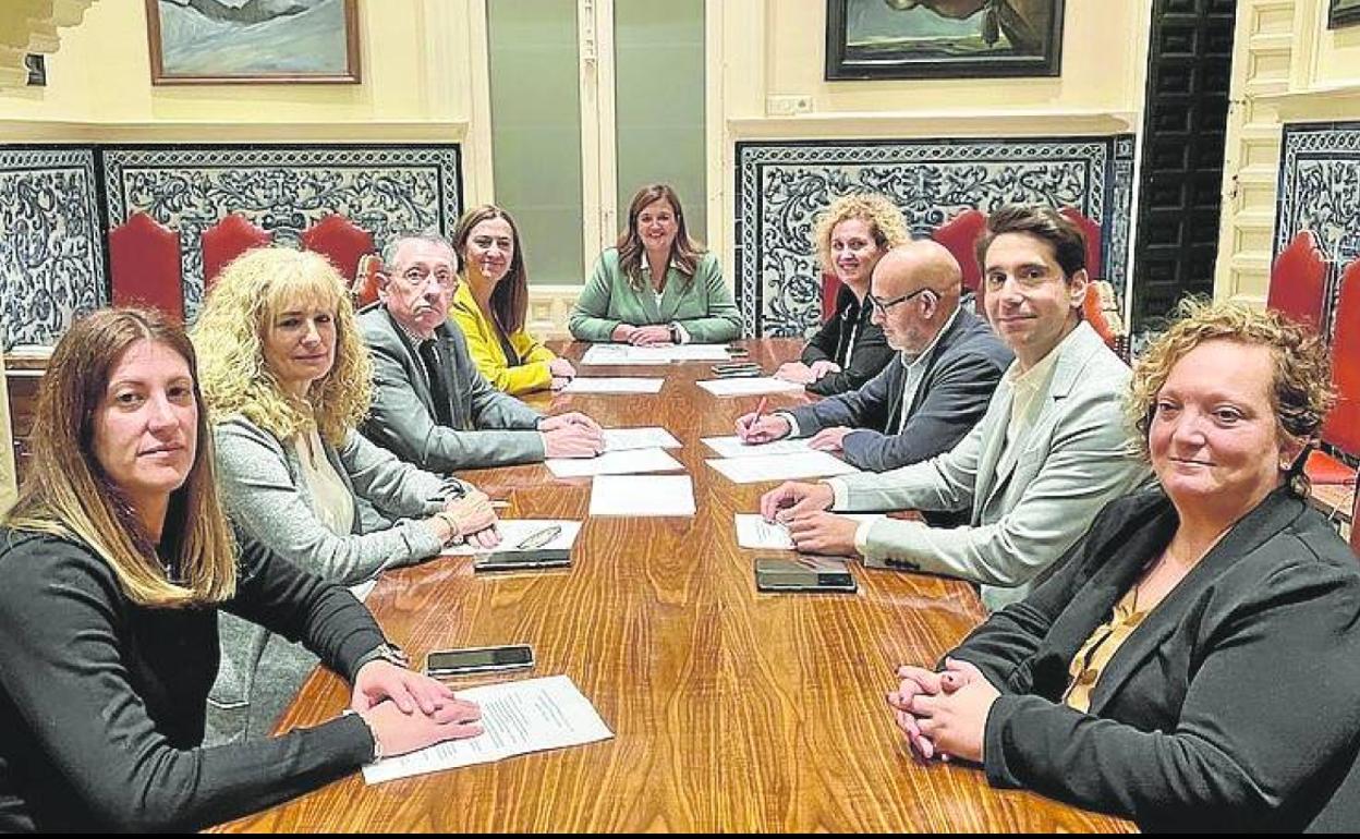 Reunión, ayer, de usuarios del Avant con Clara Martín y Virginia Barcones. 