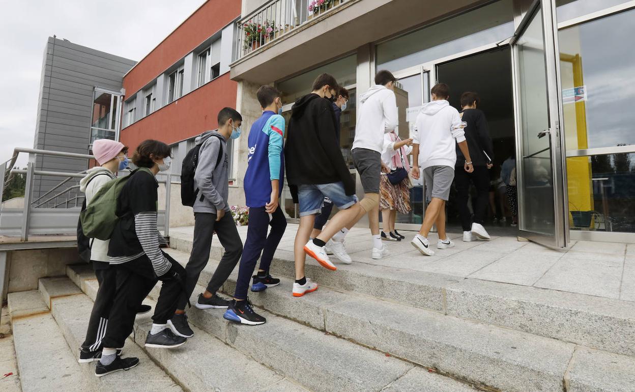 Un grupo de alumnos de ESO entran en su instituto en Palencia. 