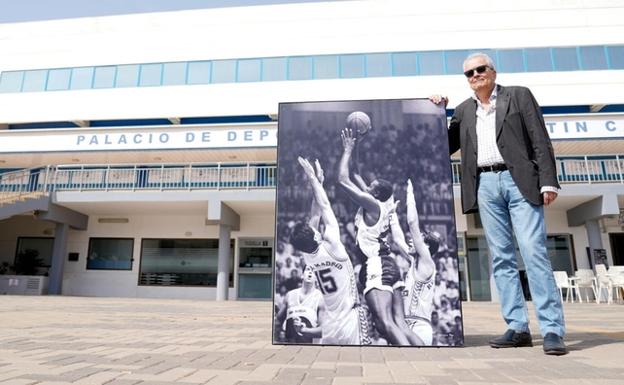 osé María Martín Urbano, hace tres semanas delante del Palacio y junto a una foto de un partido entre el Caja de Ronda y el Real Madrid. 