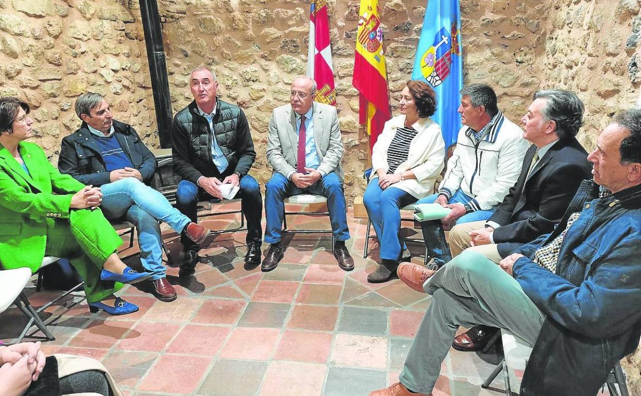 Alcaldes de los pueblos de la mancomunidad, durante la reunión. 