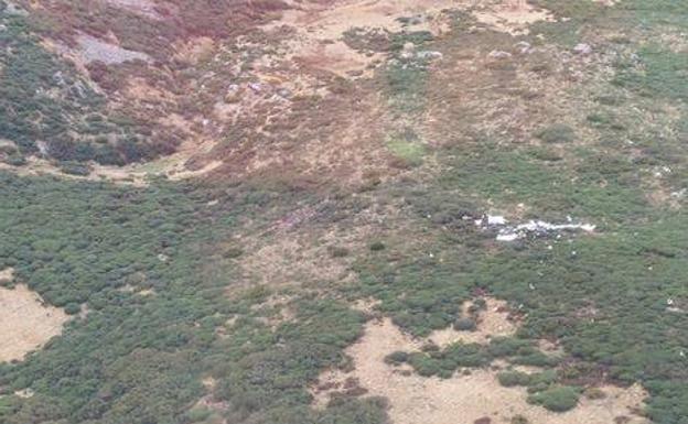 Vista aérea de los restos de la avioneta siniestrada.