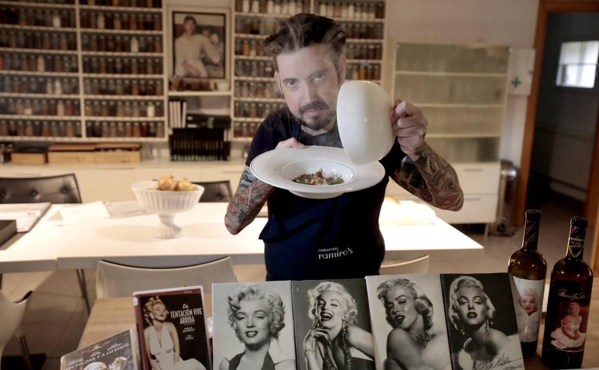 El chef Jesús Ramiro muestra su plato de película rodeado de material cinematográfico de Marilyn Monroe. 