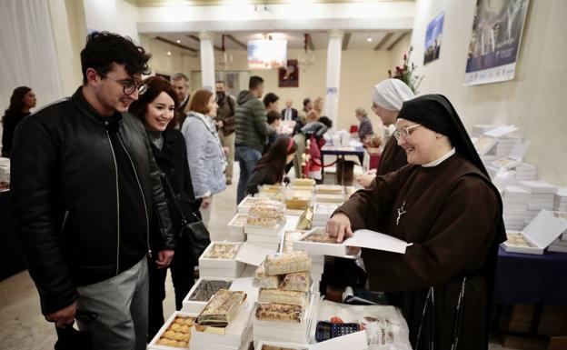 Una religiosa ofrece sus productos.Una religiosa ofrece sus productos..