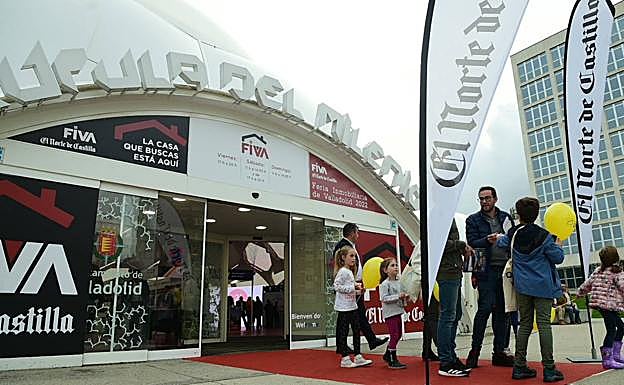 Dos familias abandonan la Cúpula del Milenio tras informarse sobre las ofertas inmobiliarias de FIVA 2022. 