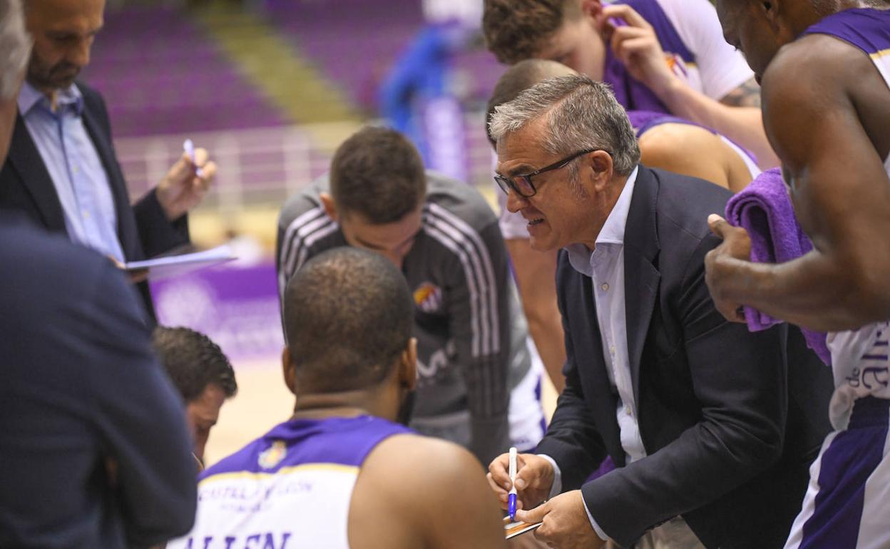 Paco García da instrucciones en un tiempo muerto, en el último partido como local ante Burgos. 