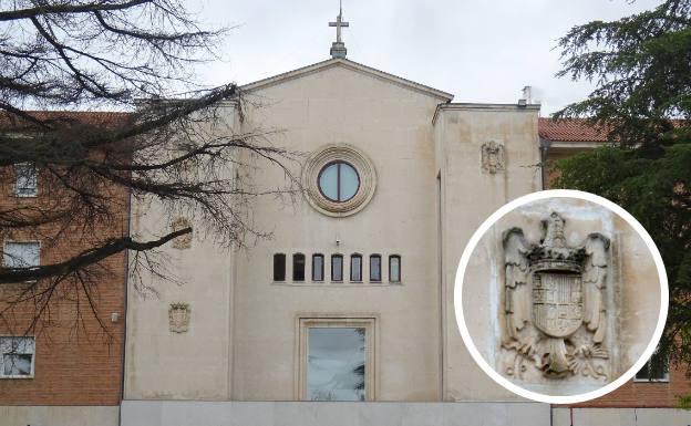 Fachada del colegio de El Pilar, que aún luce dos escudos de piedra de la dictadura. 