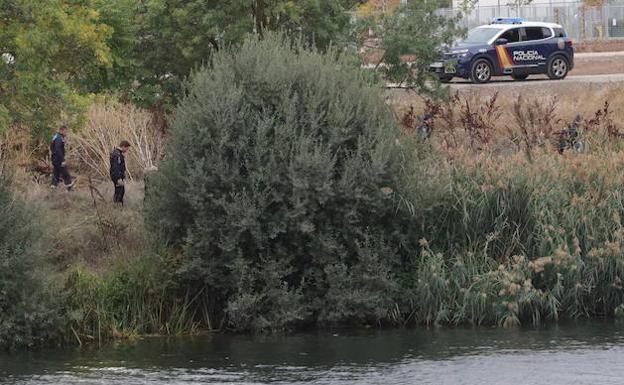 La Policía Nacional busca al fugitivo en el río Tormes. 