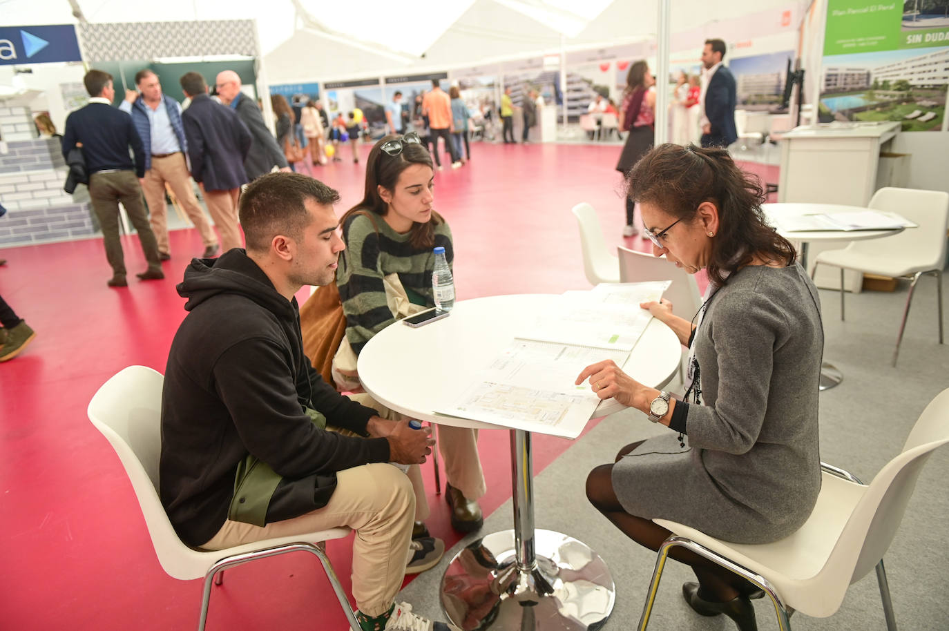 Fotos: Jornada del sábado en la Feria Inmobiliaria de Valladolid (FIVA) 2022 (2/2)