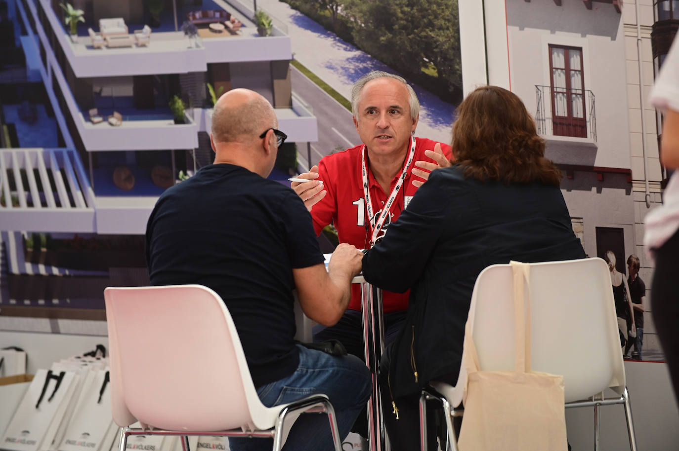 Fotos: Jornada del sábado en la Feria Inmobiliaria de Valladolid (FIVA) 2022 (2/2)