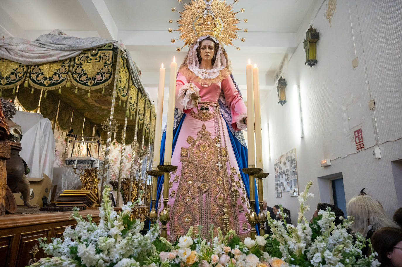 La Virgen, con su nuevo vestido.