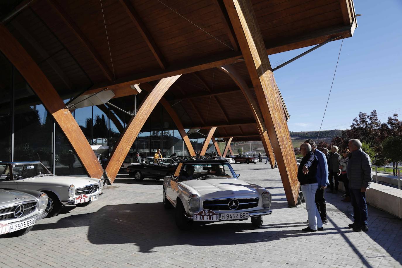 Fotos: Una veintena de coches clásicos de Mercedes visitan Bodegas Protos