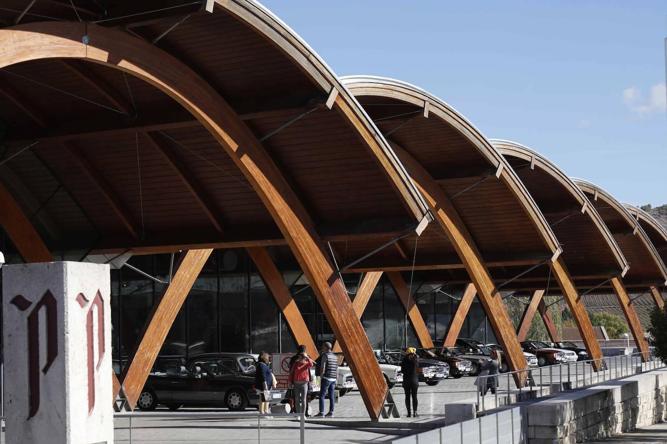 Fotos: Una veintena de coches clásicos de Mercedes visitan Bodegas Protos