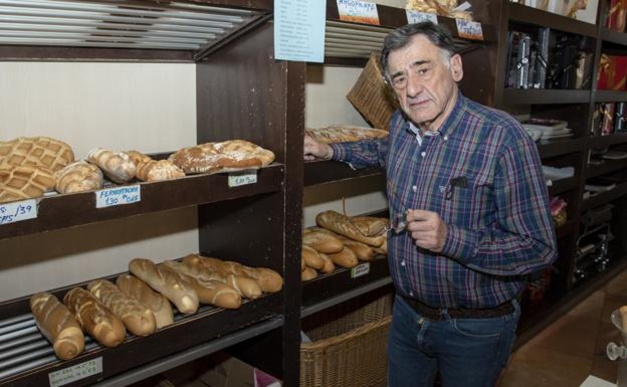 El panadero Juanjo Marín, junto al expositor de su obrador en la ciudad. 