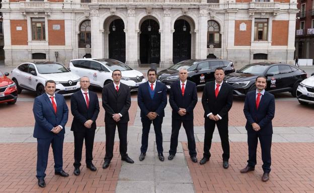 Un grupo de conductores oficiales de la Seminci, en la Plaza Mayor. 