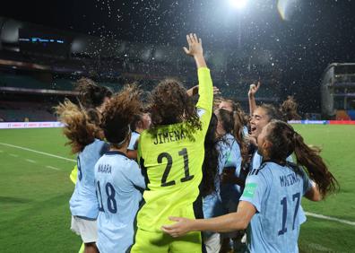 Imagen secundaria 1 - La selección española sub-17 celebra el pase a cuartos de final.