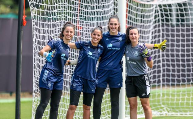 Imagen principal - Arriba, Jimena Vicario junto a Sofía Fuente y Eunate Astralaga. Abajo a la izquierda, la guardameta en un entrenamiento y a la derecha junto a Naara Miranda. 