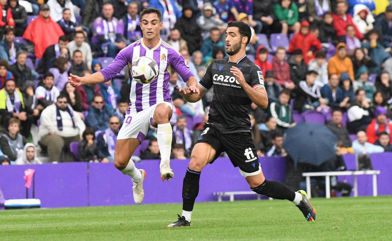 Lucas Rosa se anticipa en un balón a Merino. 