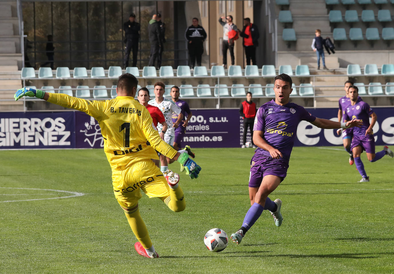 Fotos: Importante victoria para el Palencia Cristo ante el Oviedo Vetusta (2-0)