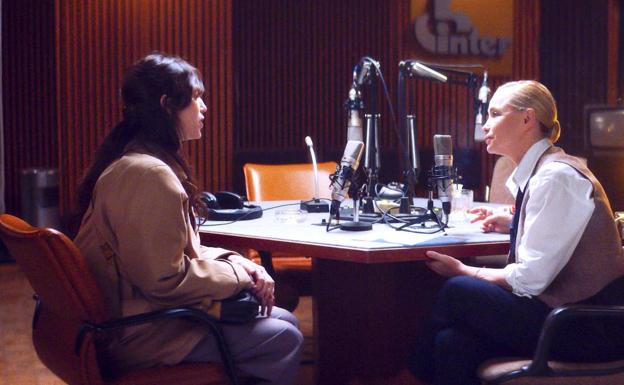 Charlotte Gainsbourg y Emmanuelle Beart, en 'Los pasajeros de la noche'. 