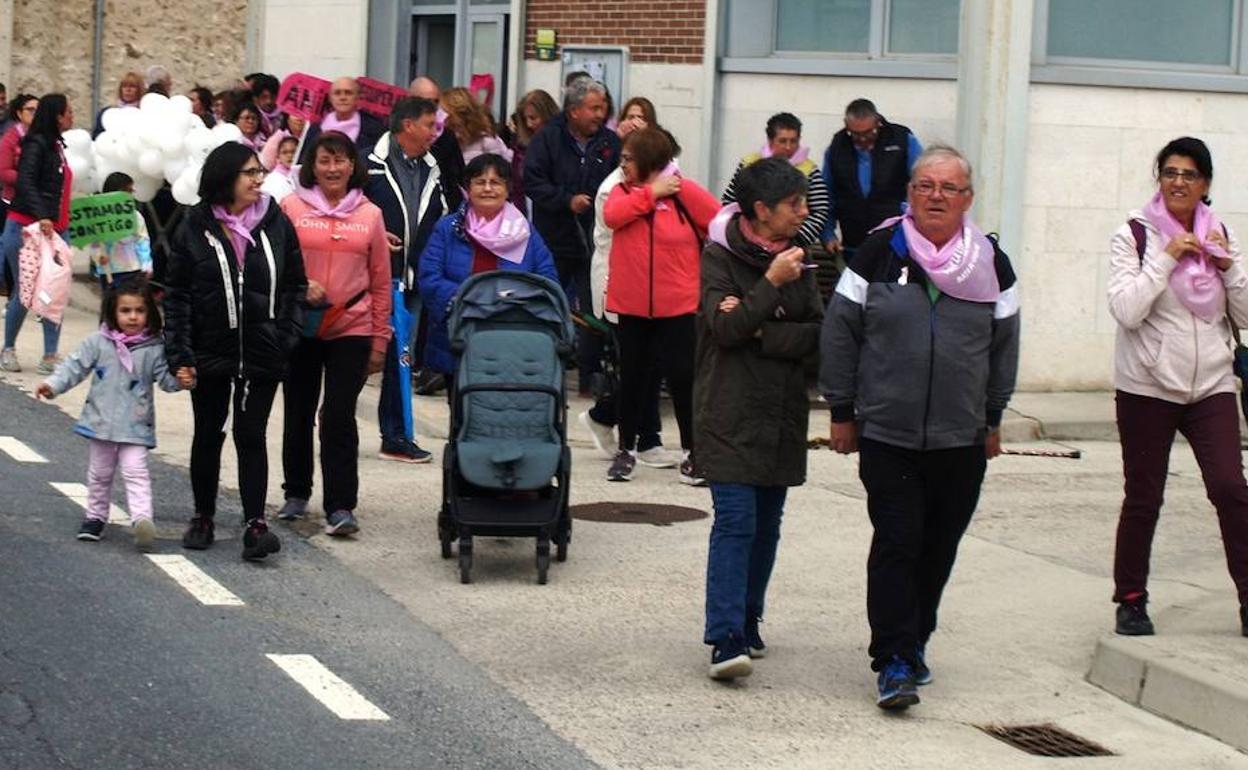 Los participantes en la marcha iniciando la caminata desde salón polifuncional. 