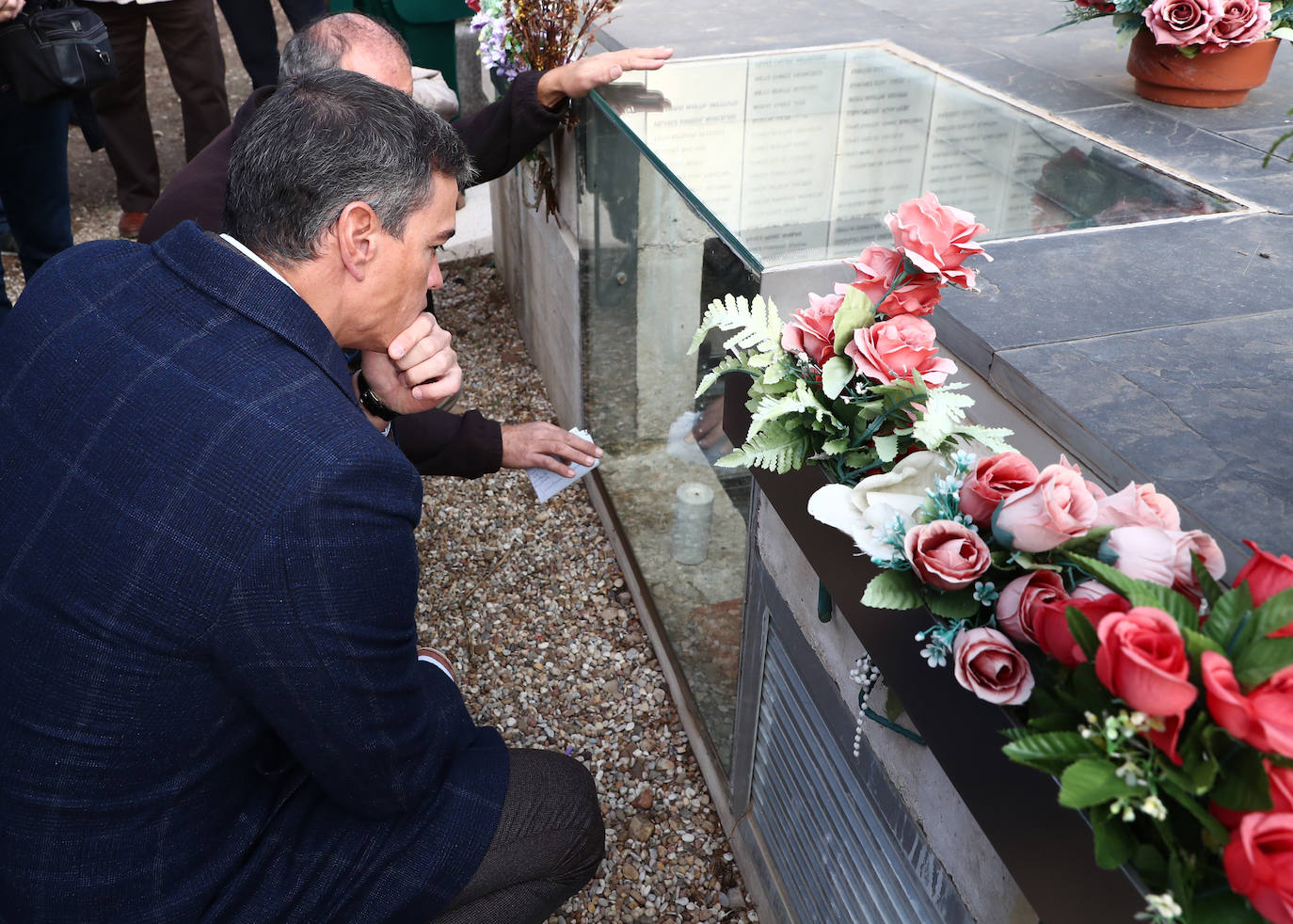 Fotos: Pedro Sánchez, en las fosas franquistas del cementerio de Valladolid