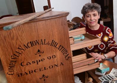 Imagen secundaria 1 - Arriba, escaparate de Los Encantes, en la plaza del Corrillo número 4. Lourdes Cuadrado, nieta del fundador, posa con una caja antigua de hilos del comercio de su familia. Cirilo Cuadrado, fundador del comercio vallisoletano. 