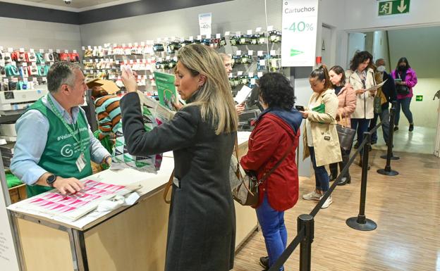 Inscripción en El Corte Inglés a primera hora de la mañana. 