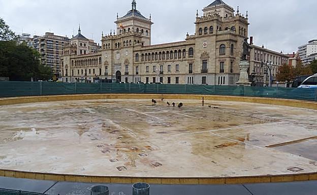 La fuente de la plaza de Zorrilla, despejada de maquinaria. 