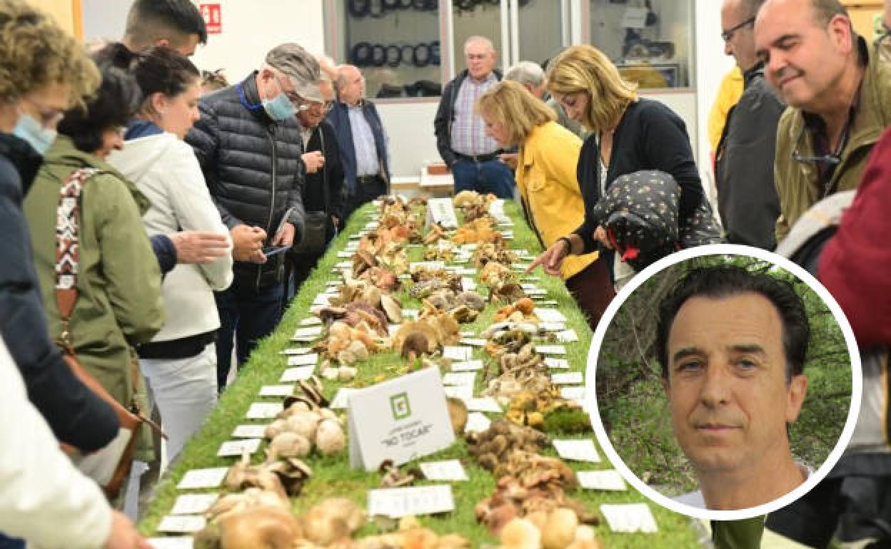 Público asistente a la exposición de las jornadas micológicas. En pequeño, Aurelio García, presidente de la Asociación Vallisoletana de Micología.