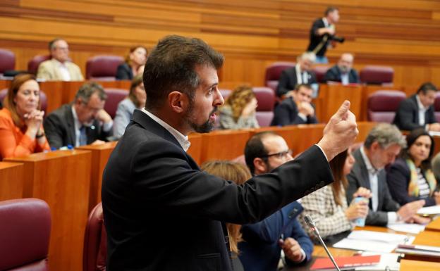 Luis Tudanca interpela al presidente de la Junta, en el pleno de las Cortes.