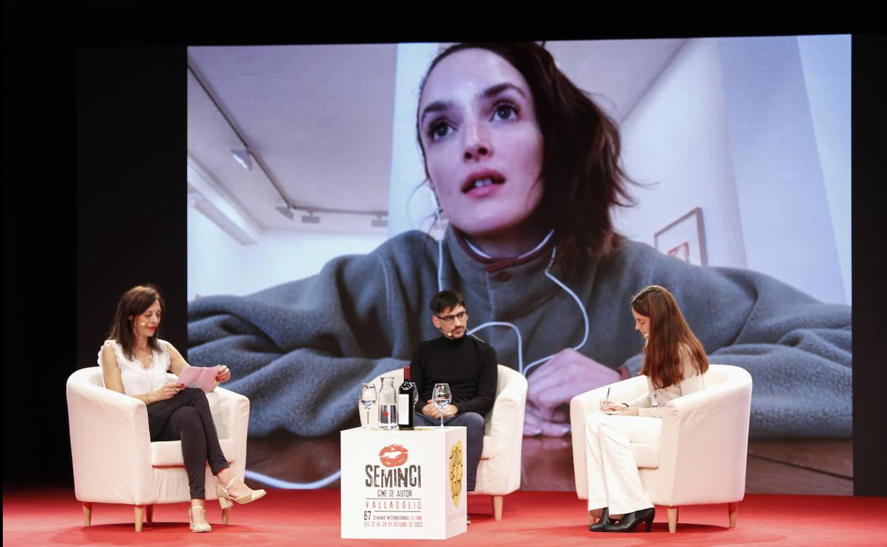 La directora canadiense Charlotte le Bon interviene en la Seminci por videoconferencia.