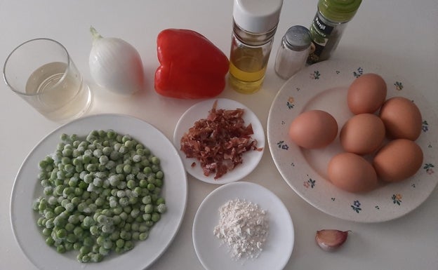 Imagen principal - Receta de huevos cocidos con jamón y guisantes