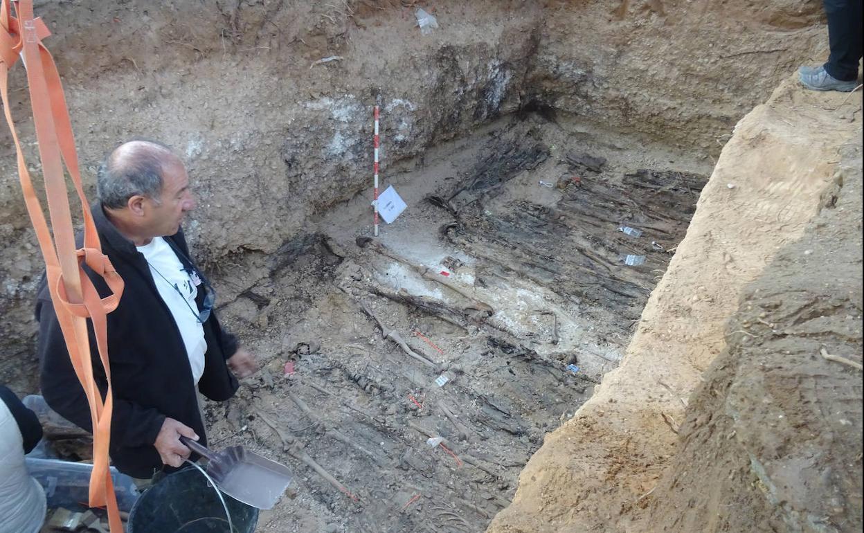 Julio del Olmo observa los cuerpos de los trece fusilados de Laguna de Duero en la fosa seis de El Carmen. 