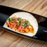 Taco de guiso de pollo de corral.