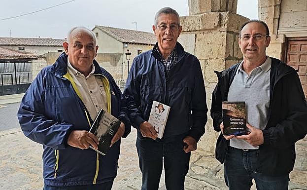 Hilario Álvarez, Carlos Valentín y Marcelino, posando con sus libros en su pueblo 