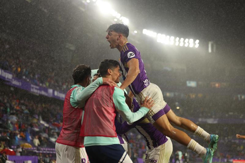 Jugadores pucelanos celebran uno de los cuatro goles al Celta .