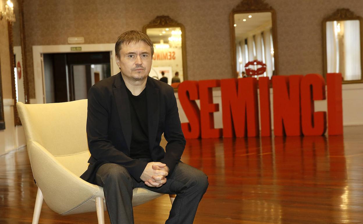 Cristian Mungiu, en el Salón de los Espejos del Teatro Calderón. 