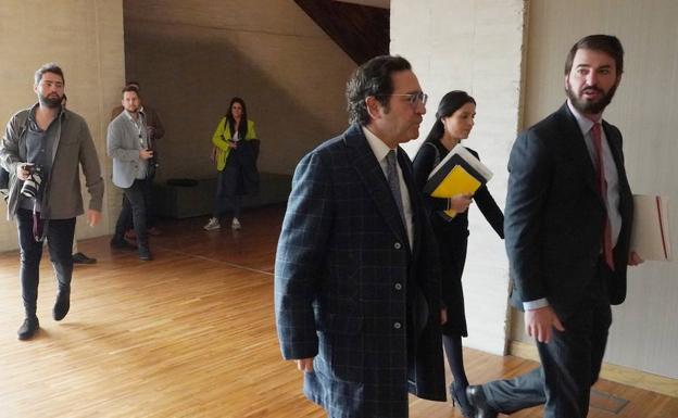 García-Gallardo entra en el hemiciclo este miércoles acompañado de dos de sus colaboradores en la Junta.