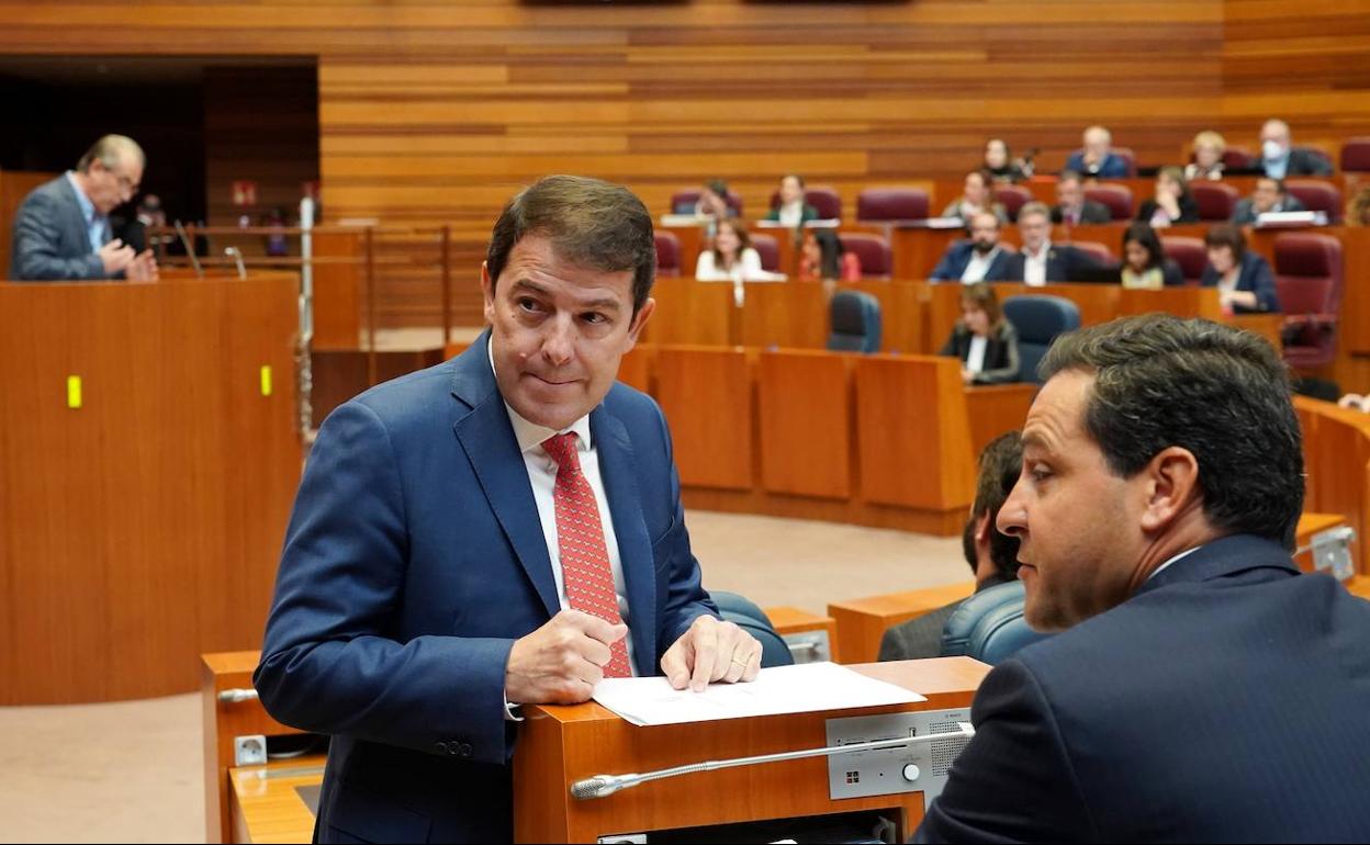 Mañueco conversa con Raúl de la Hoz durante el debate de la normativa de los senadores mientras interviene el socialista Luis Briones.