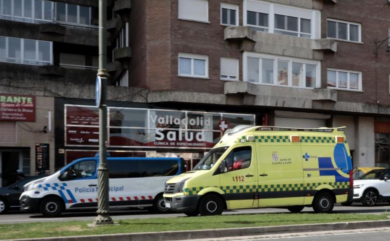 Una ambulancia y un furgón de la Policía Local de Valladolid. 