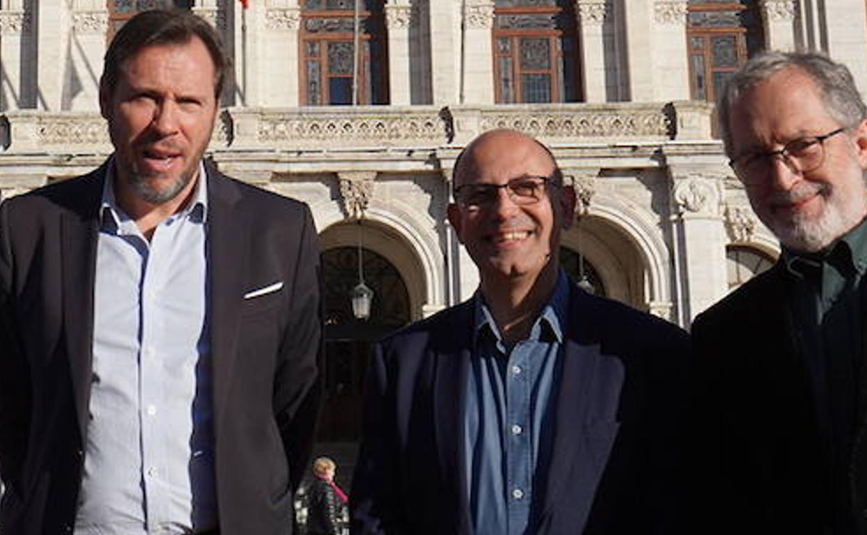 El alcalde de Valladolid, Óscar Puente, junto al concejal Luis Vélez y el teniente de alcalde, Manuel Saravia esta mañana en la Plaza Mayor. 