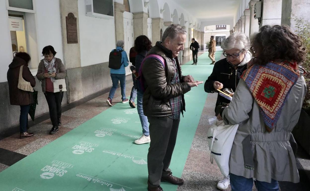 Ambiente en el acceso al Teatro Calderón. 