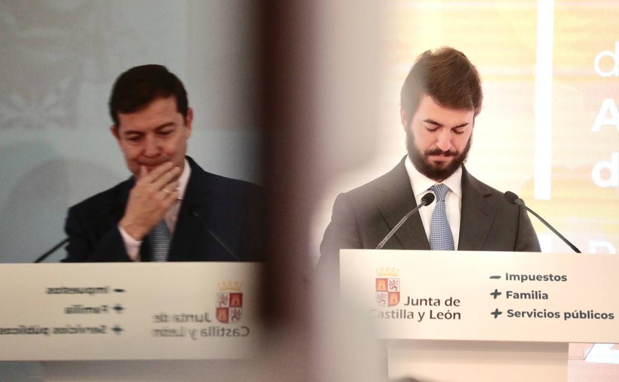 Mañueco y García-Gallardo, durante la presentación de los presupuestos para 2023.