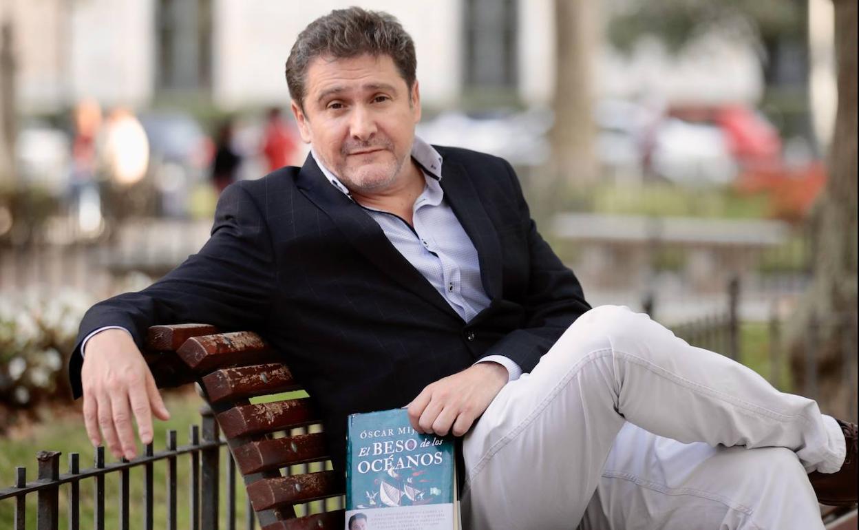 Óscar Mijallo, con su novela en la Plaza de Santa Cruz. 