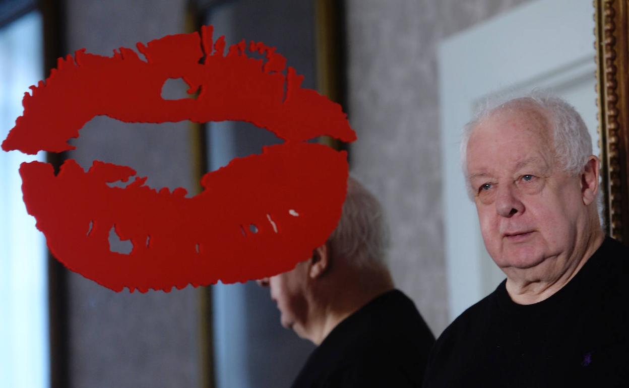 Jim Sheridan, junto al emblema de la Seminci en el Salón de los Espejos.