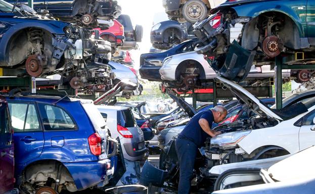 Uno de los empleados revisa un coche en Desguaces Cano.