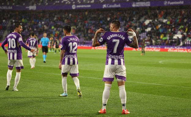 Sergio León muestra la espalda de su camiseta tras marcar uno de sus dos goles ante el Celta. 