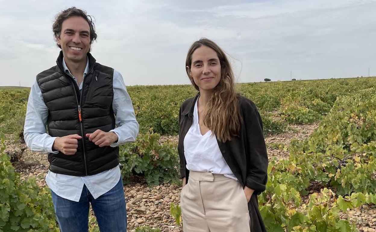 Nacho y Martina Prieto Pariente en el viñedo Finca Las Comas, que da nombre al primer vino de parcela de Bodega José Pariente. 