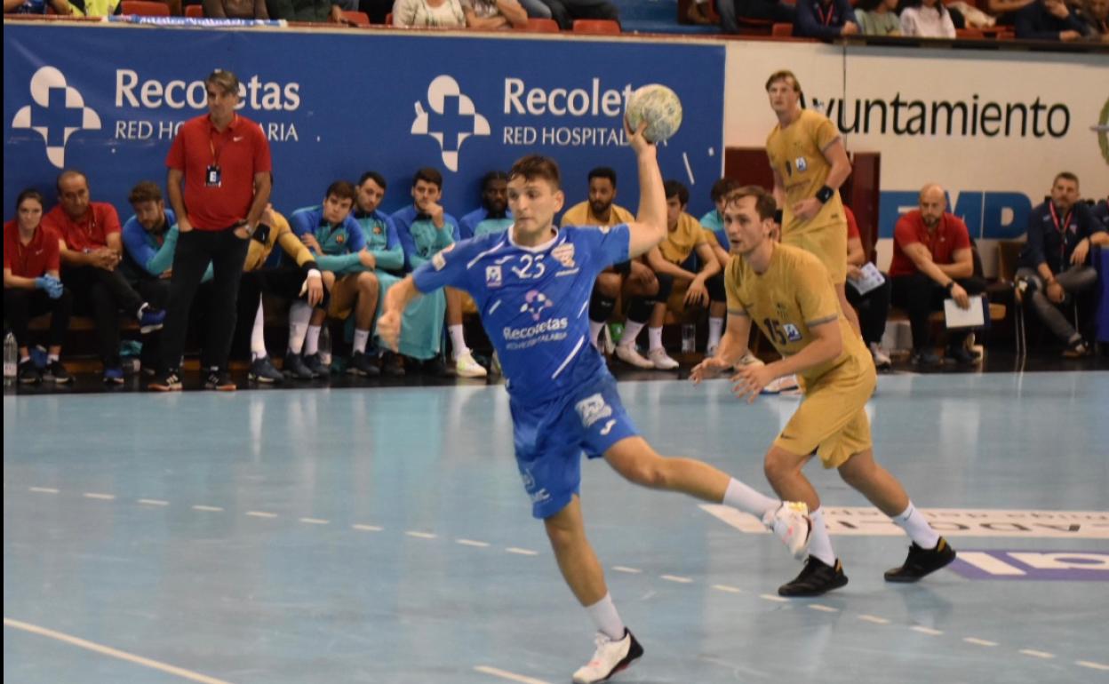 D'Antino se dispone a lanzar desde los siete metros. 